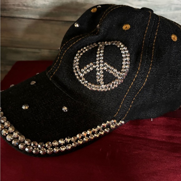 Cap with crystal - Picture 2 of 5